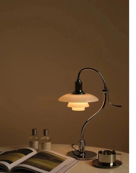 une lampe de chevet chromée