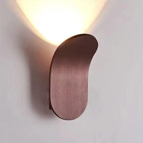 applique murale de couleur bordeaux sur un mûr gris