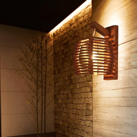 applique murale en bois claire installée à l'extérieur