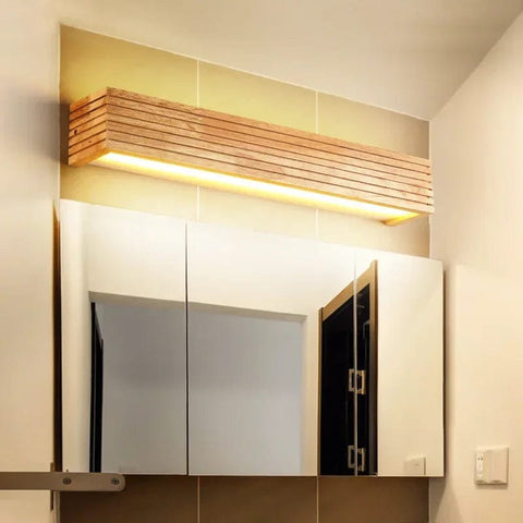 applique murale en bois dans une salle de bain classique