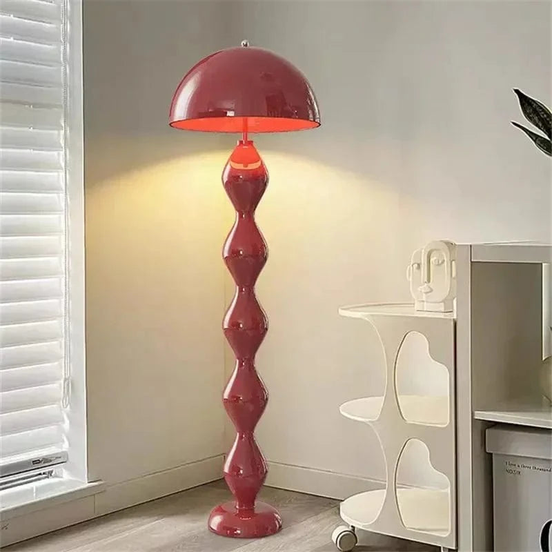 lampadaire moderne salon rouge