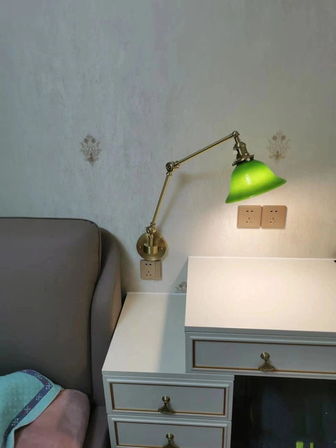 lampe de chevet murale allumee