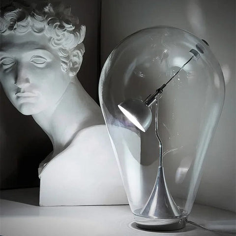 lampe de chevet en verre sur le bureau