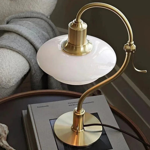 lampe dorée design bauhaus