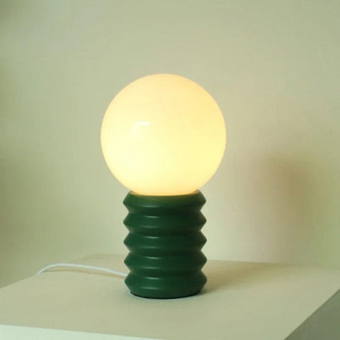 lampe industrielle verte allumée 