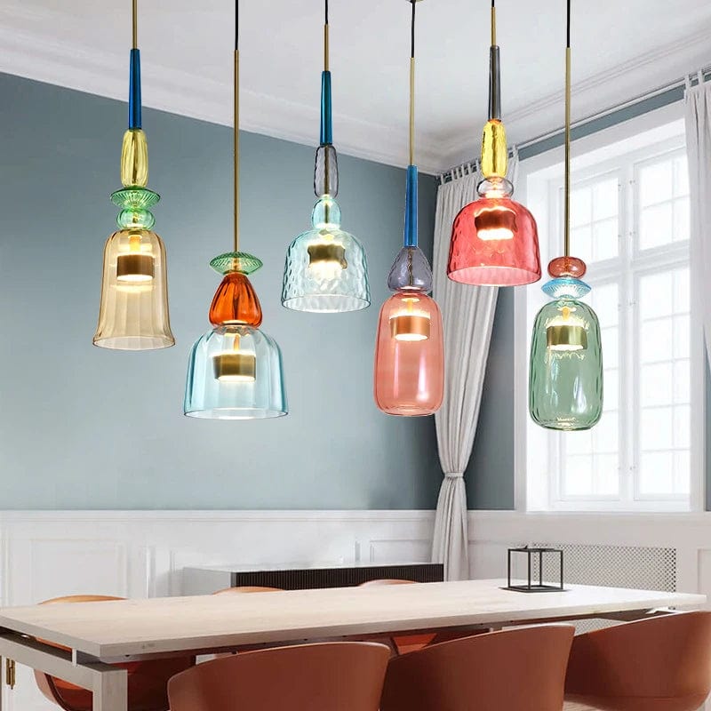 plafonnier en verre coloré dans la cuisine