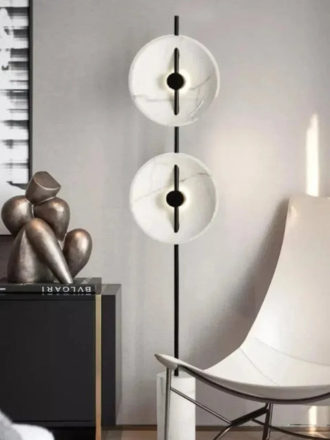 un beau lampadaire en marbre