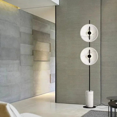 un lampadaire en marbre