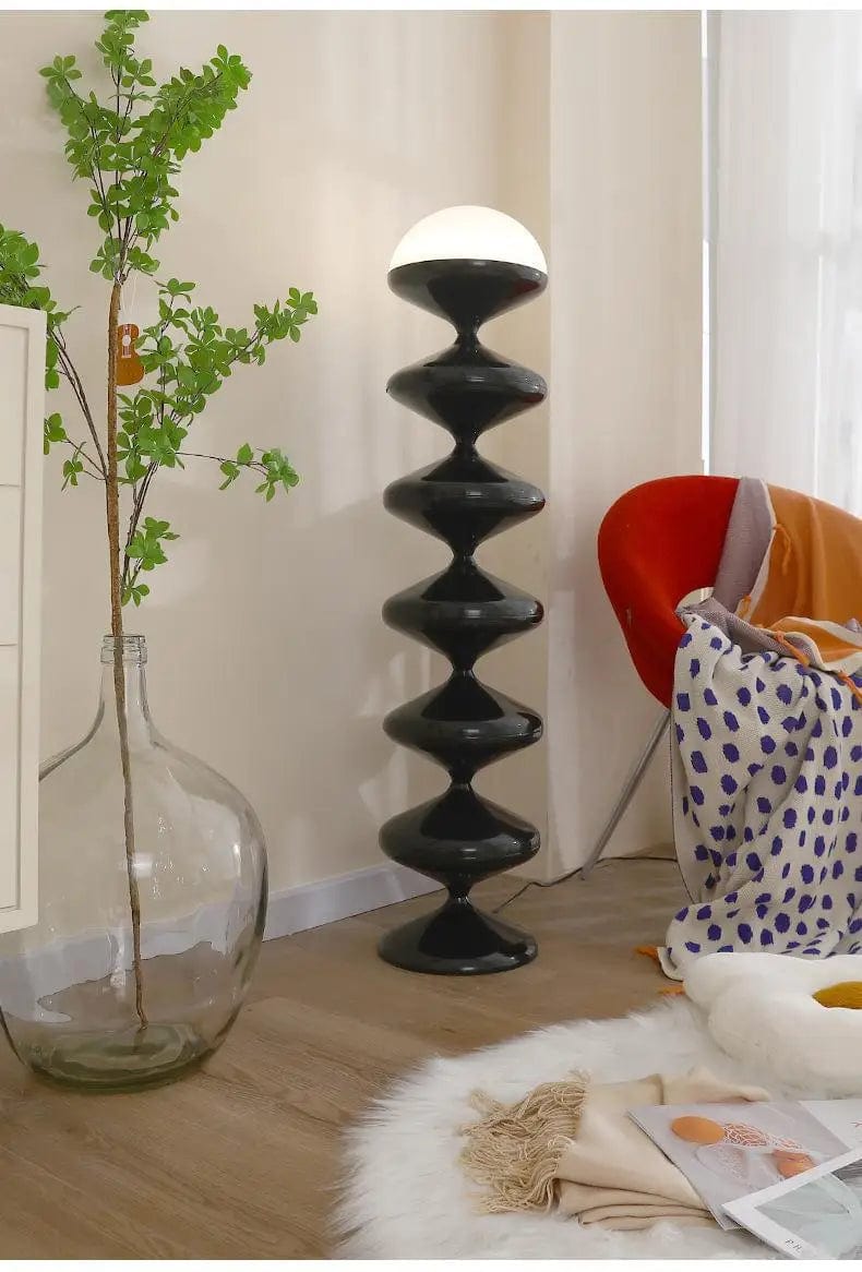 un lampadaire scandinave noir