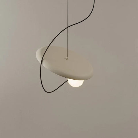 un plafonnier blanc de salon et moderne