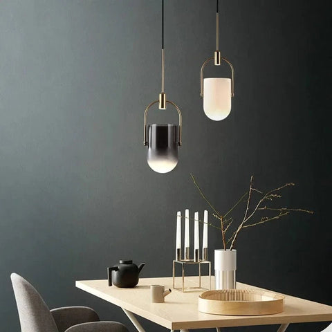 un plafonnier en metal dans le salon 