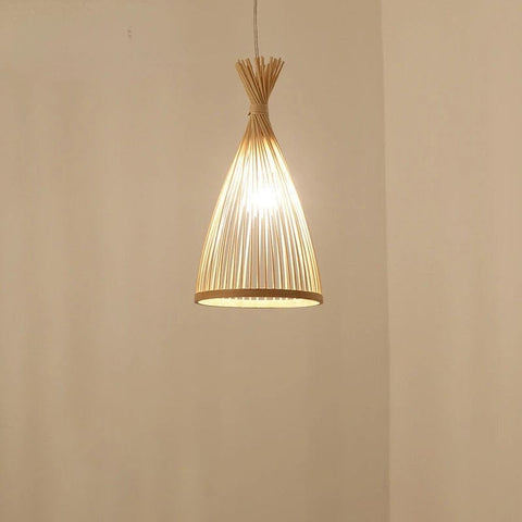 un plafonnier en rotin couleur bois 