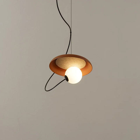 un plafonnier marron et moderne pour un salon