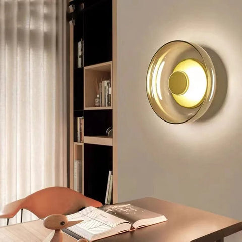 une applique murale en or au design scandinave dans le salon
