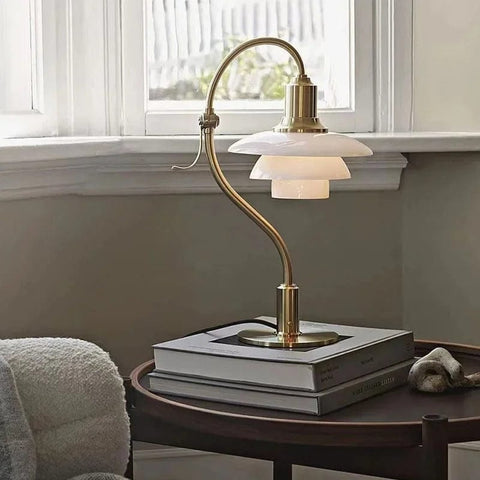 une lampe de design chromée 