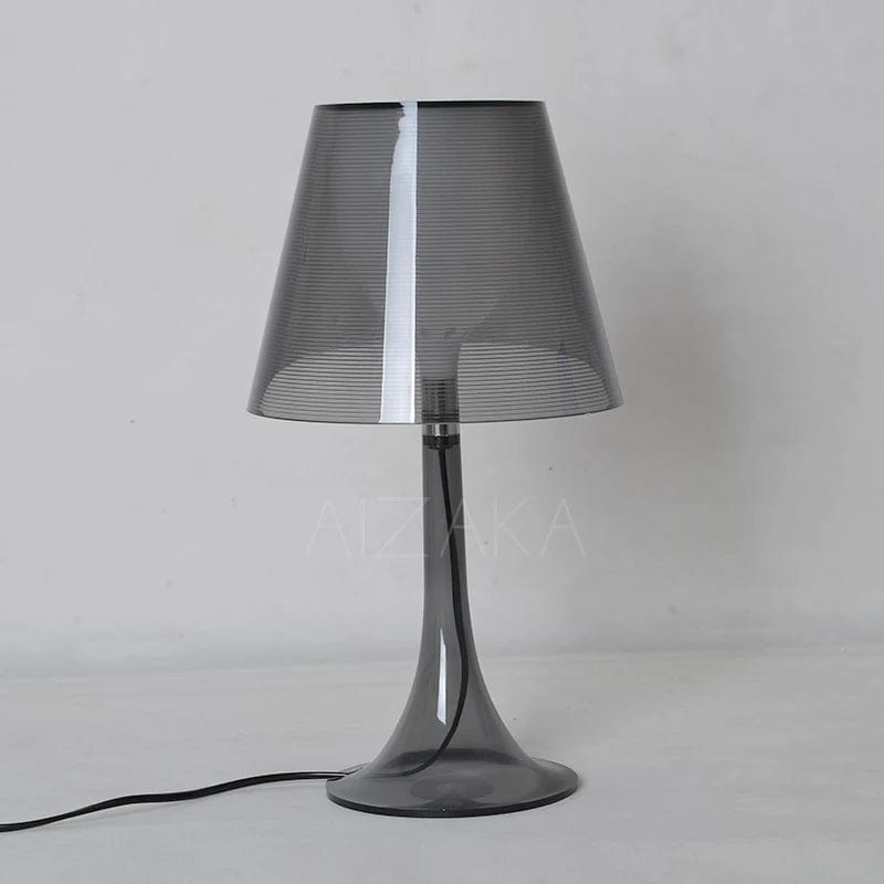 une lampe noire en acrylique