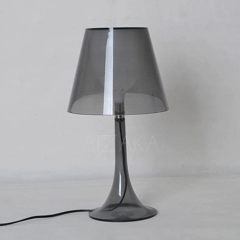 une lampe noire en acrylique